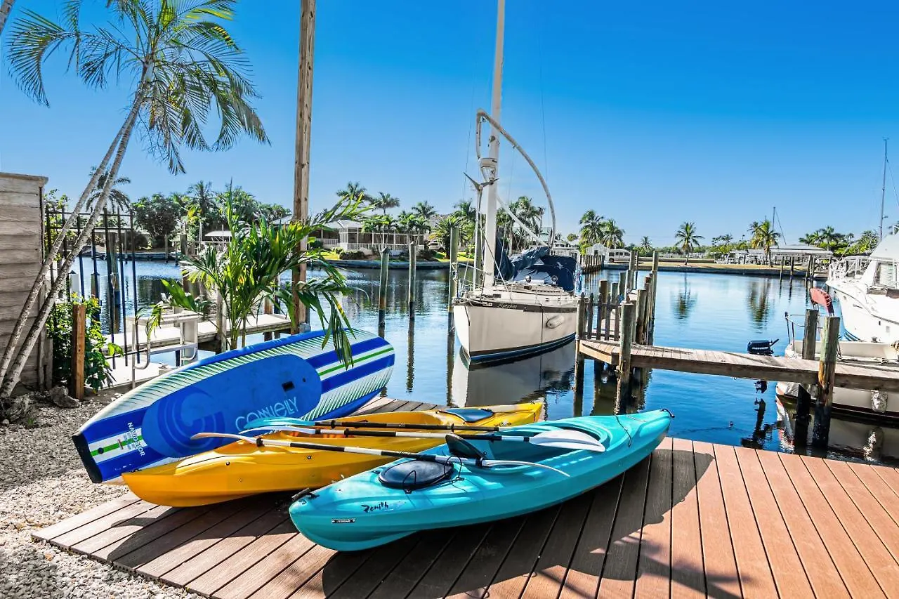 Latitude 26 Waterfront Boutique - Myers イン フォートマイヤーズビーチ