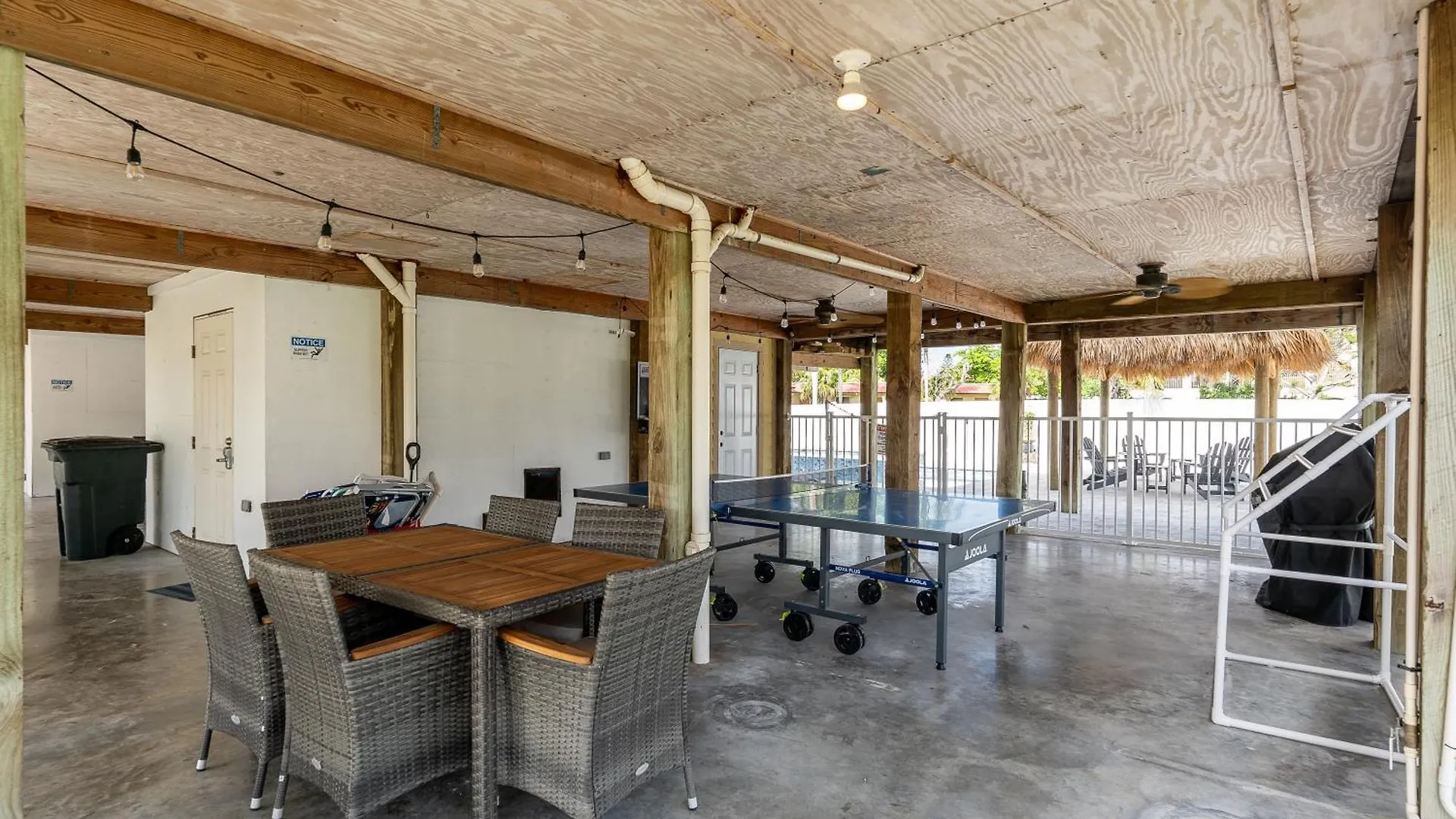 Monty's Place * Fort Myers Beach