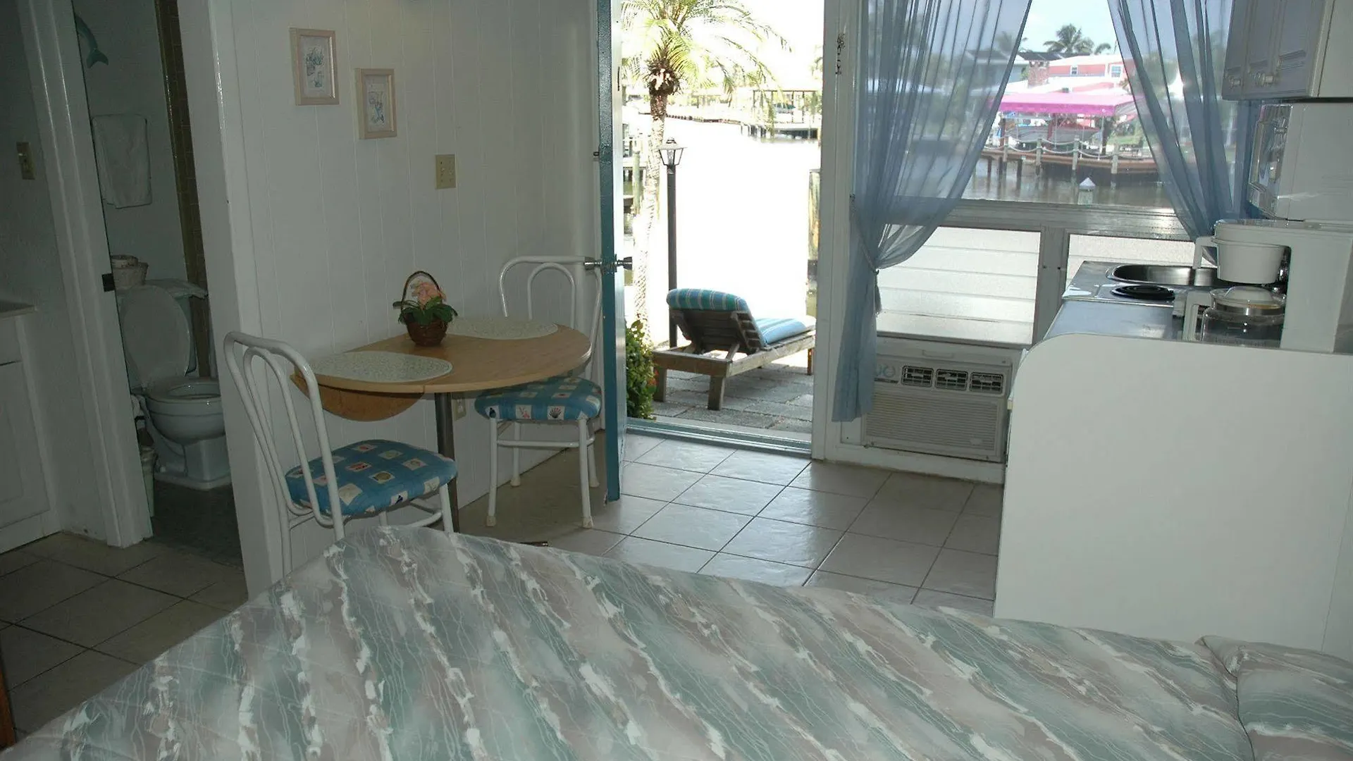 Dolphin Hotel
