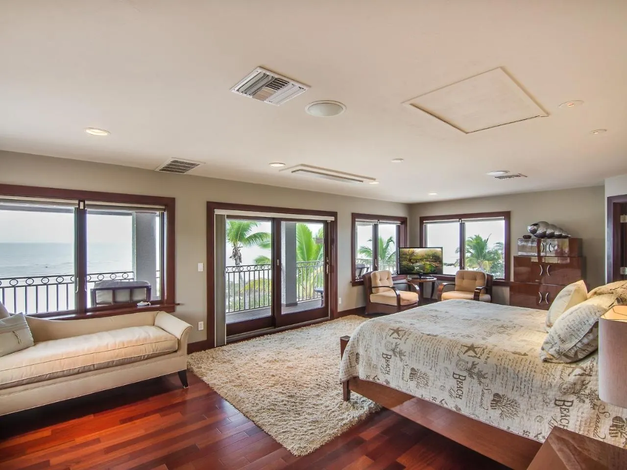Apartment Beachfront Palace