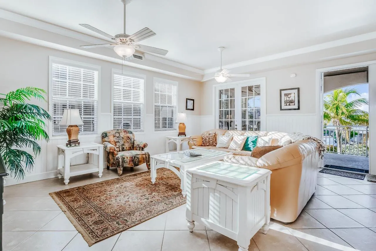 Whitecap Beachfront Splendor דירה *