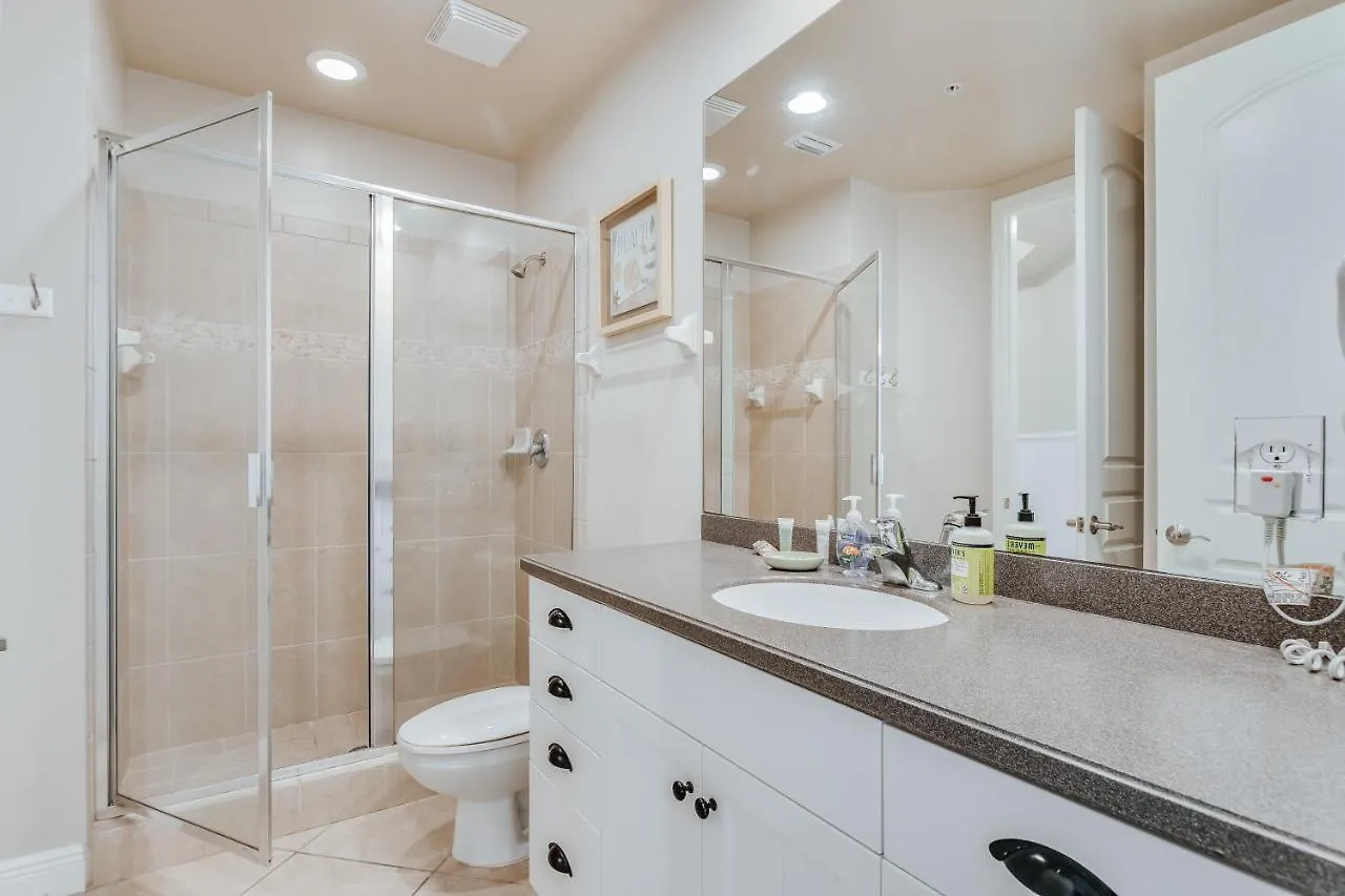 Whitecap Beachfront Splendor דירה