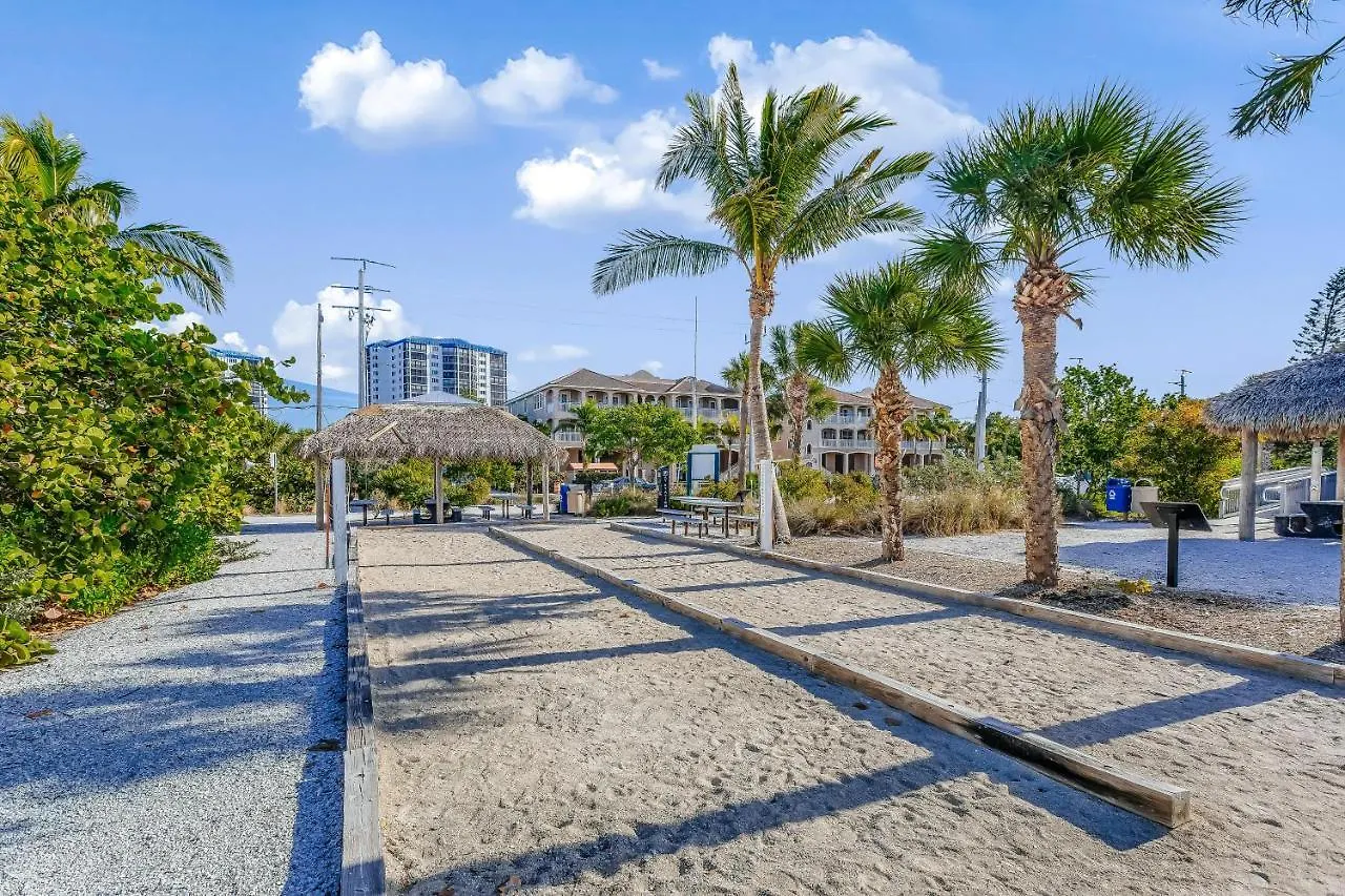 Whitecap Beachfront Splendor דירה *