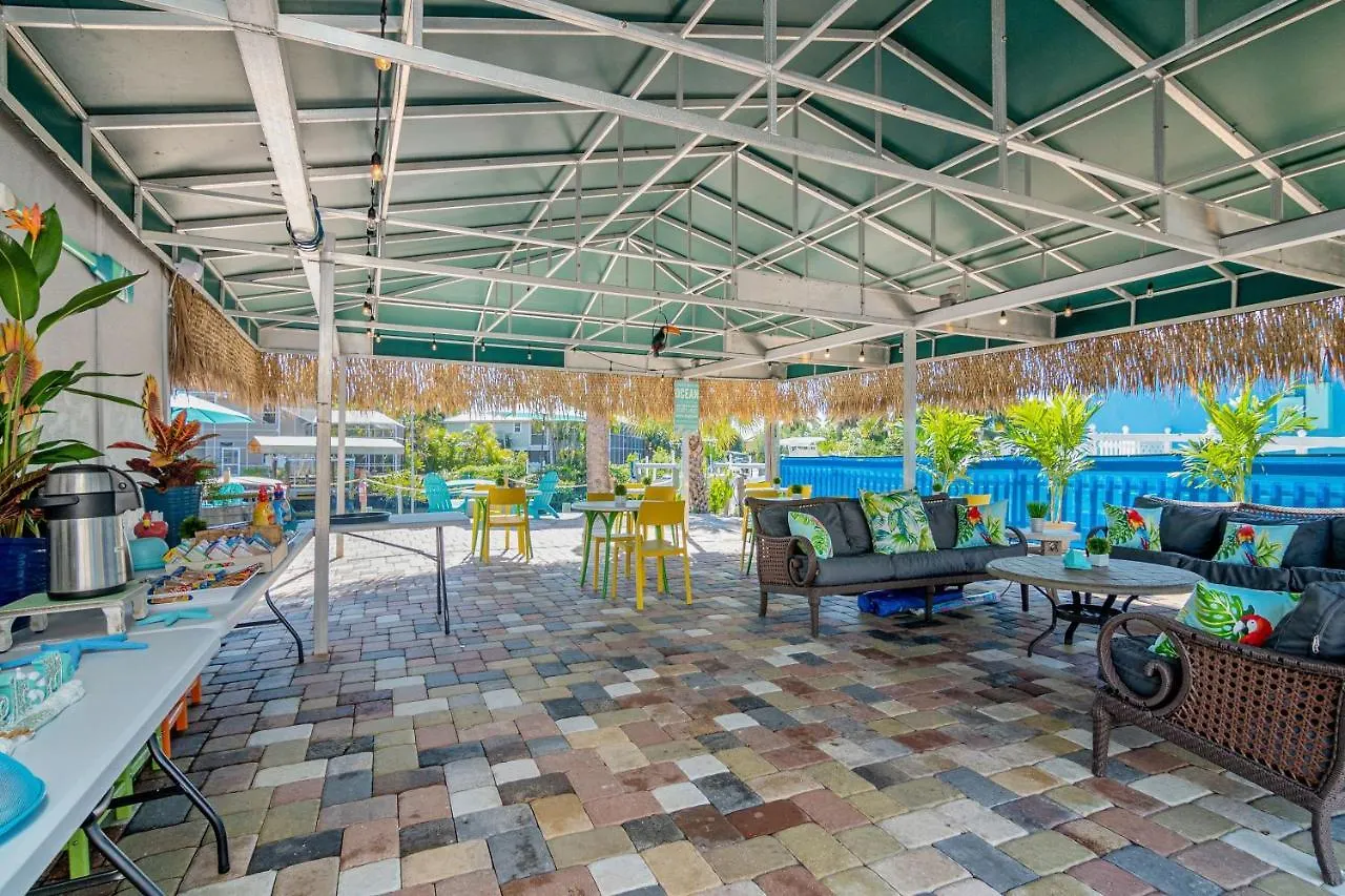 מוטל Latitude 26 Waterfront And Marina