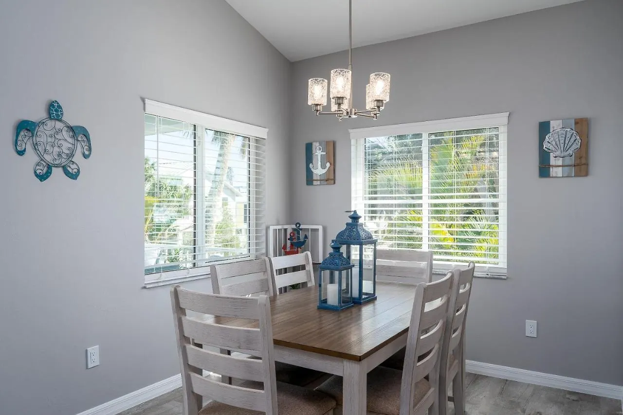 233 Delmar Avenue - Beautiful Private Pool Home Tatil Evi *