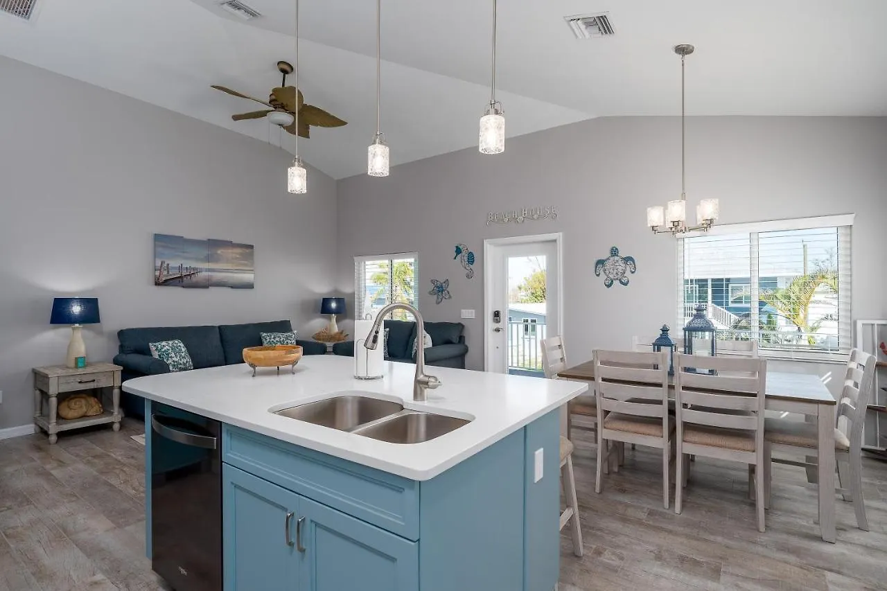 Tatil Evi 233 Delmar Avenue - Beautiful Private Pool Home *