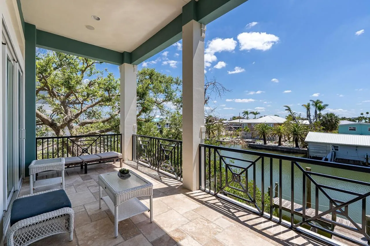 Beautiful With Private Pool On The North End Of Myers Beach!
