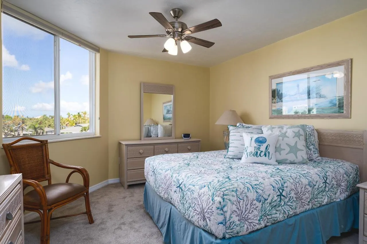 Daire Immaculate Gated Community - Just Across The Street From The Beach!