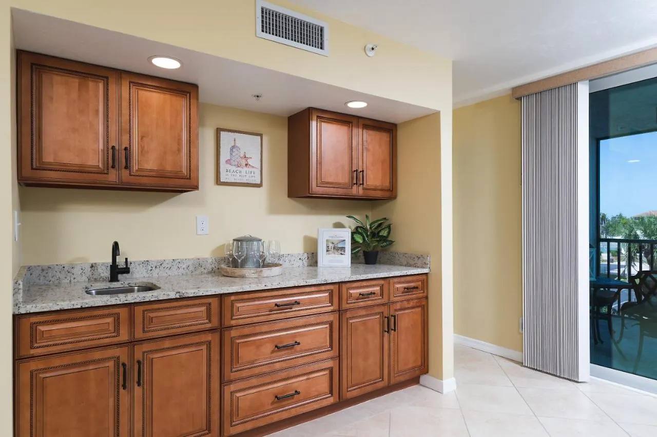 Immaculate Gated Community - Just Across The Street From The Beach! Daire