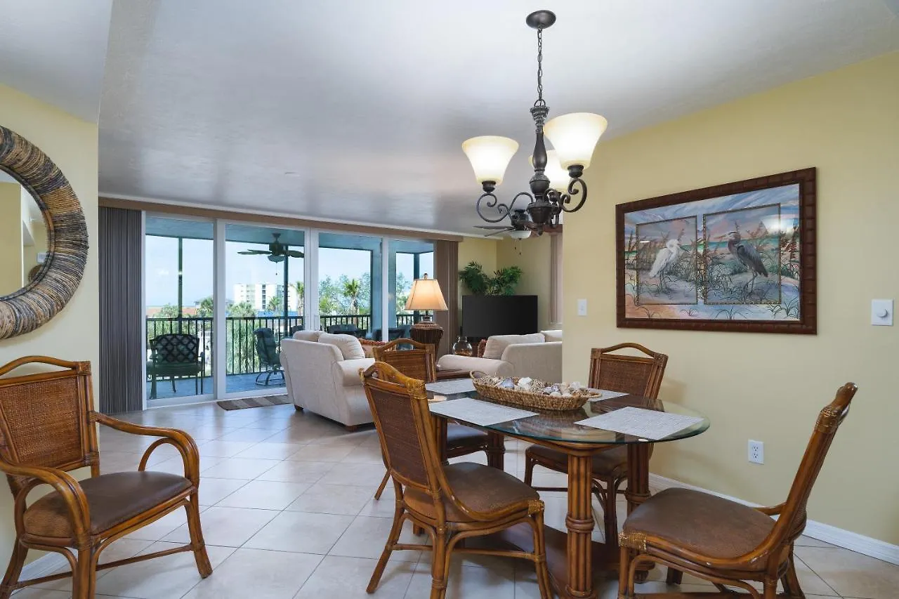 Immaculate Gated Community - Just Across The Street From The Beach! Daire *