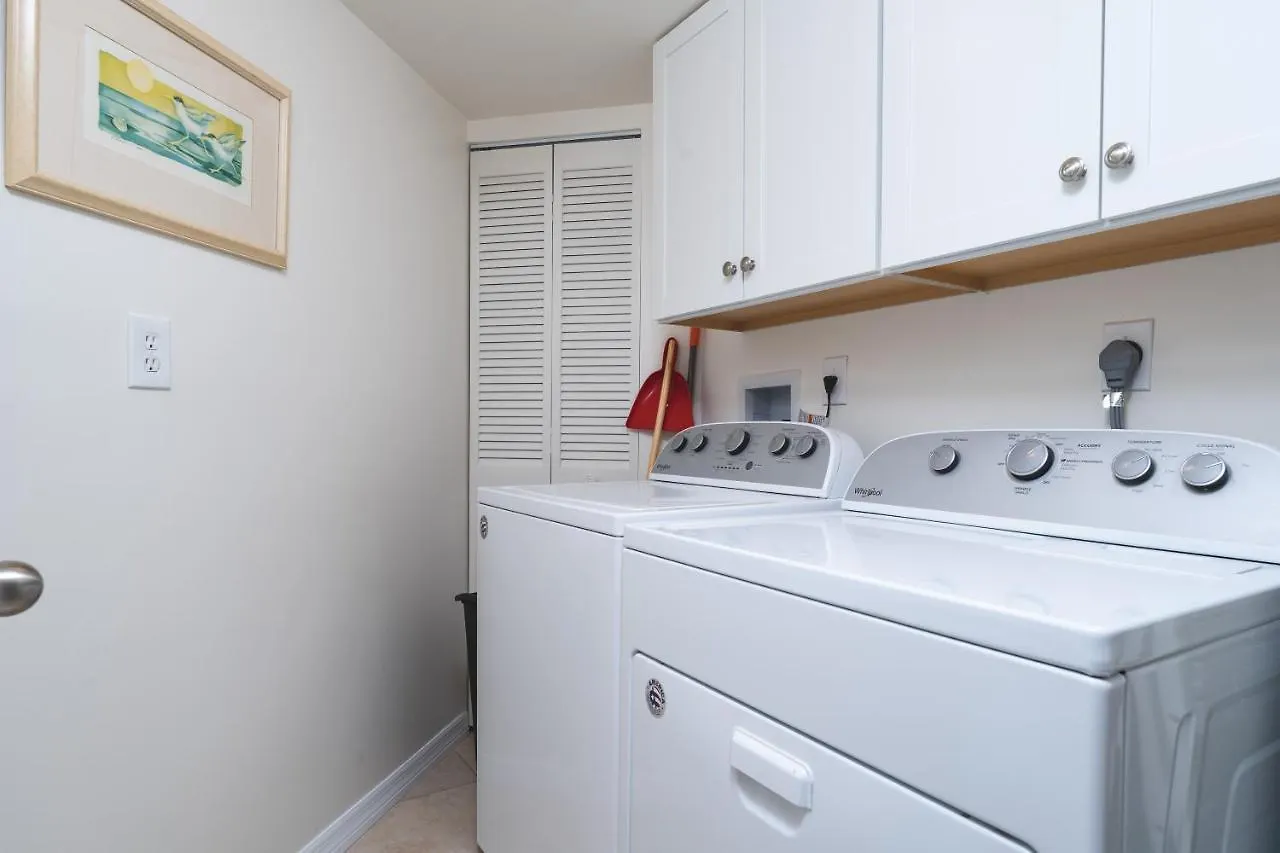 Immaculate Gated Community - Just Across The Street From The Beach! Daire