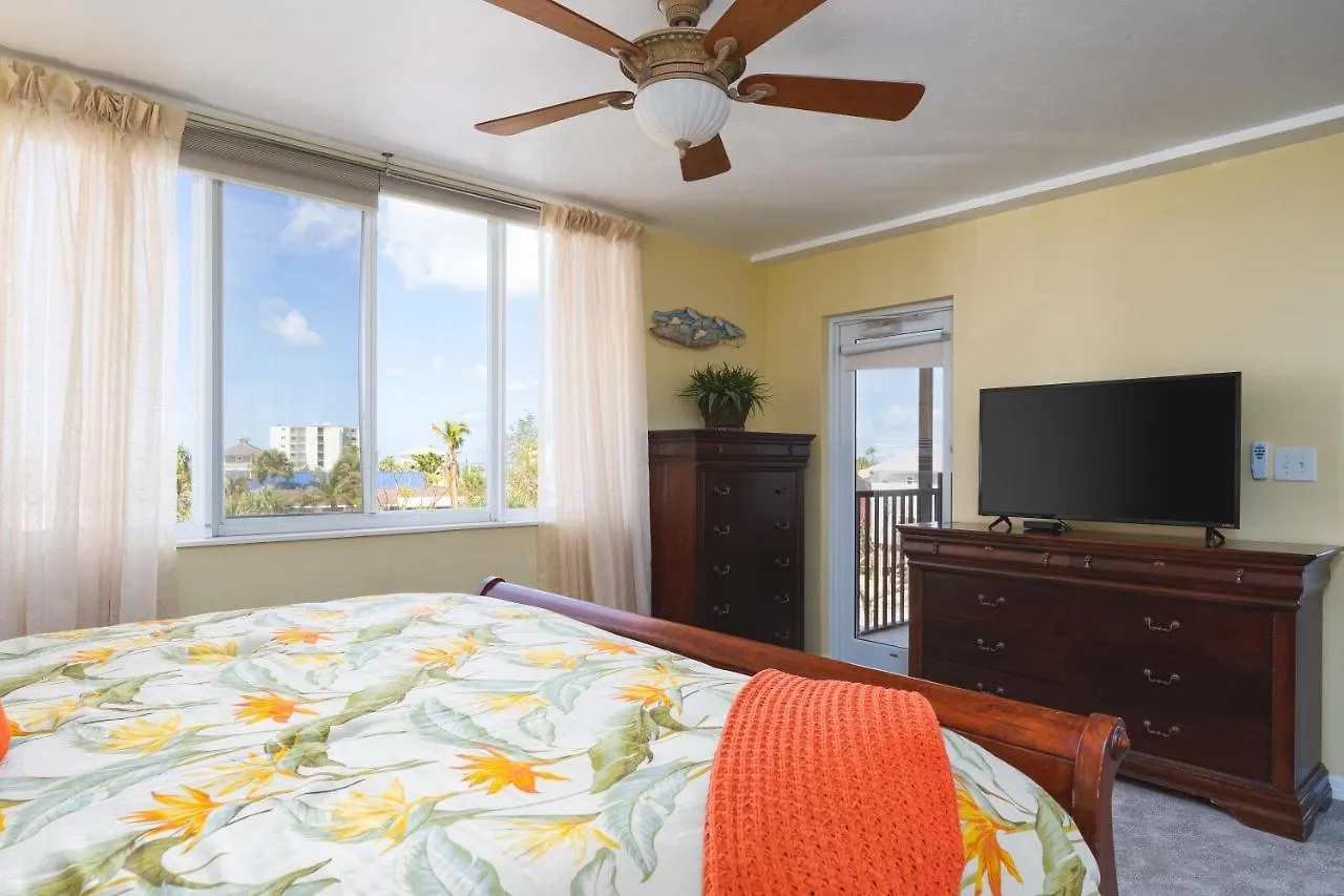 Immaculate Gated Community - Just Across The Street From The Beach! Daire *