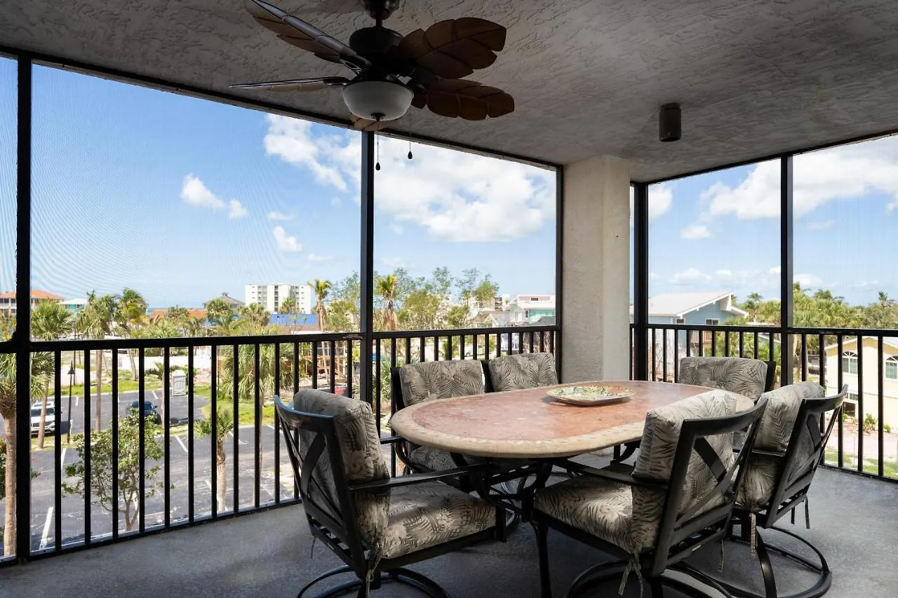 Immaculate Gated Community - Just Across The Street From The Beach! Daire