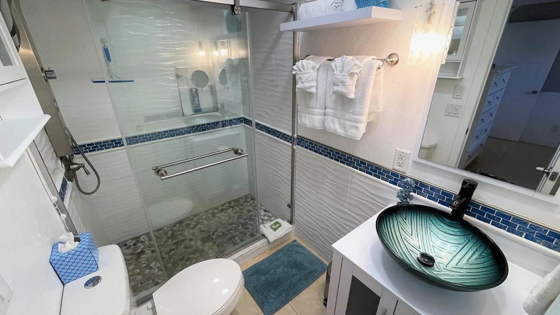 Stylish And Modern 2 Bedroom, 2 Bathroom. The Mermaid Suite.