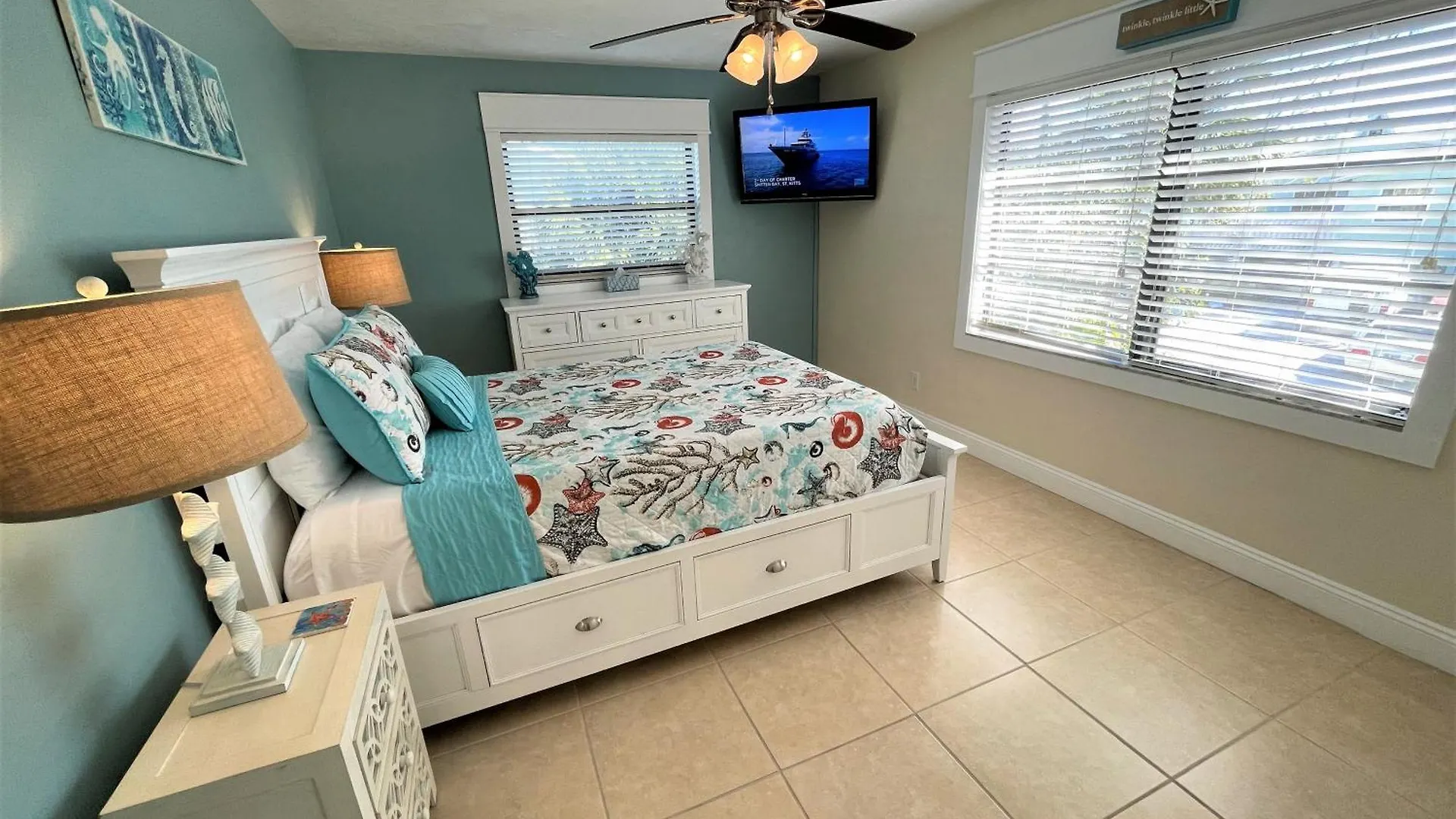 Stylish And Modern 2 Bedroom, 2 Bathroom. The Mermaid Suite. Fort Myers Beach