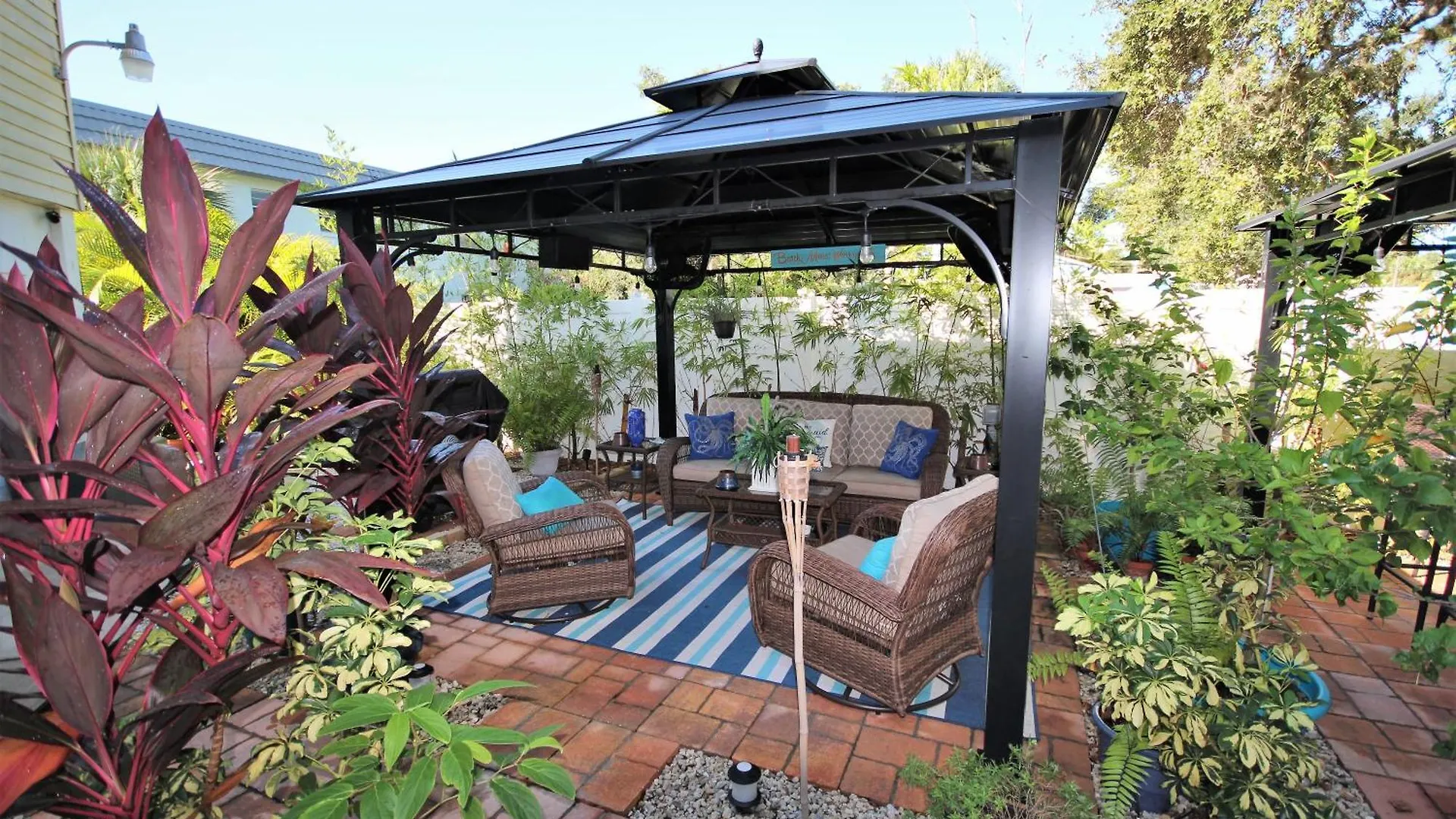 One Block To The Beach! 2 Bedroom 2 Bath. The Seahorse Suite. *
