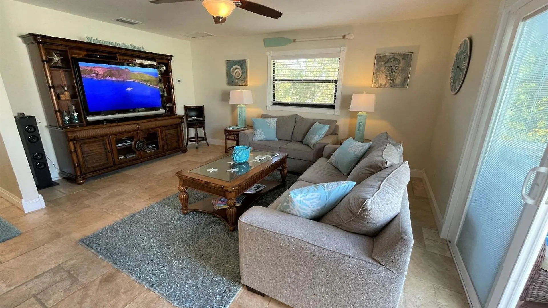 One Block To The Beach! 2 Bedroom 2 Bath. The Seahorse Suite. Fort Myers Beach