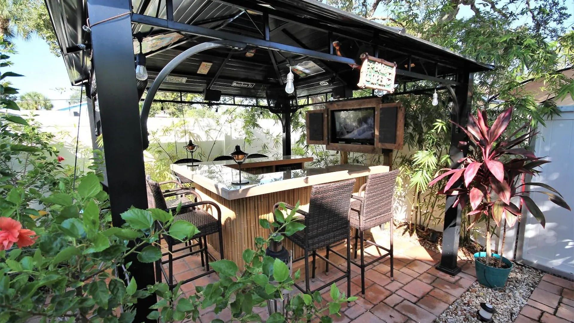 Apartamento One Block To The Beach! 2 Bedroom 2 Bath. The Seahorse Suite. *