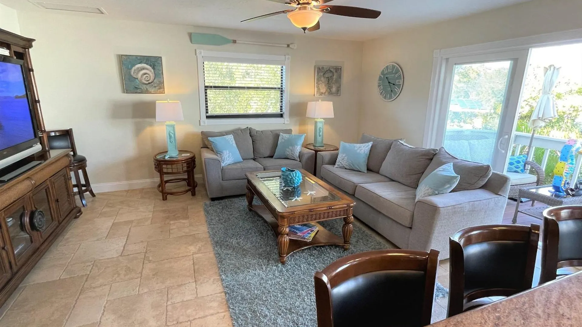 One Block To The Beach! 2 Bedroom 2 Bath. The Seahorse Suite. *