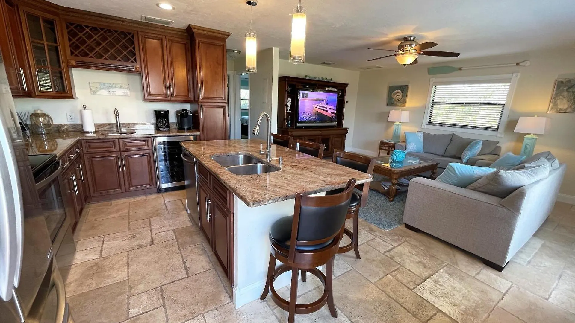 One Block To The Beach! 2 Bedroom 2 Bath. The Seahorse Suite. * Fort Myers Beach