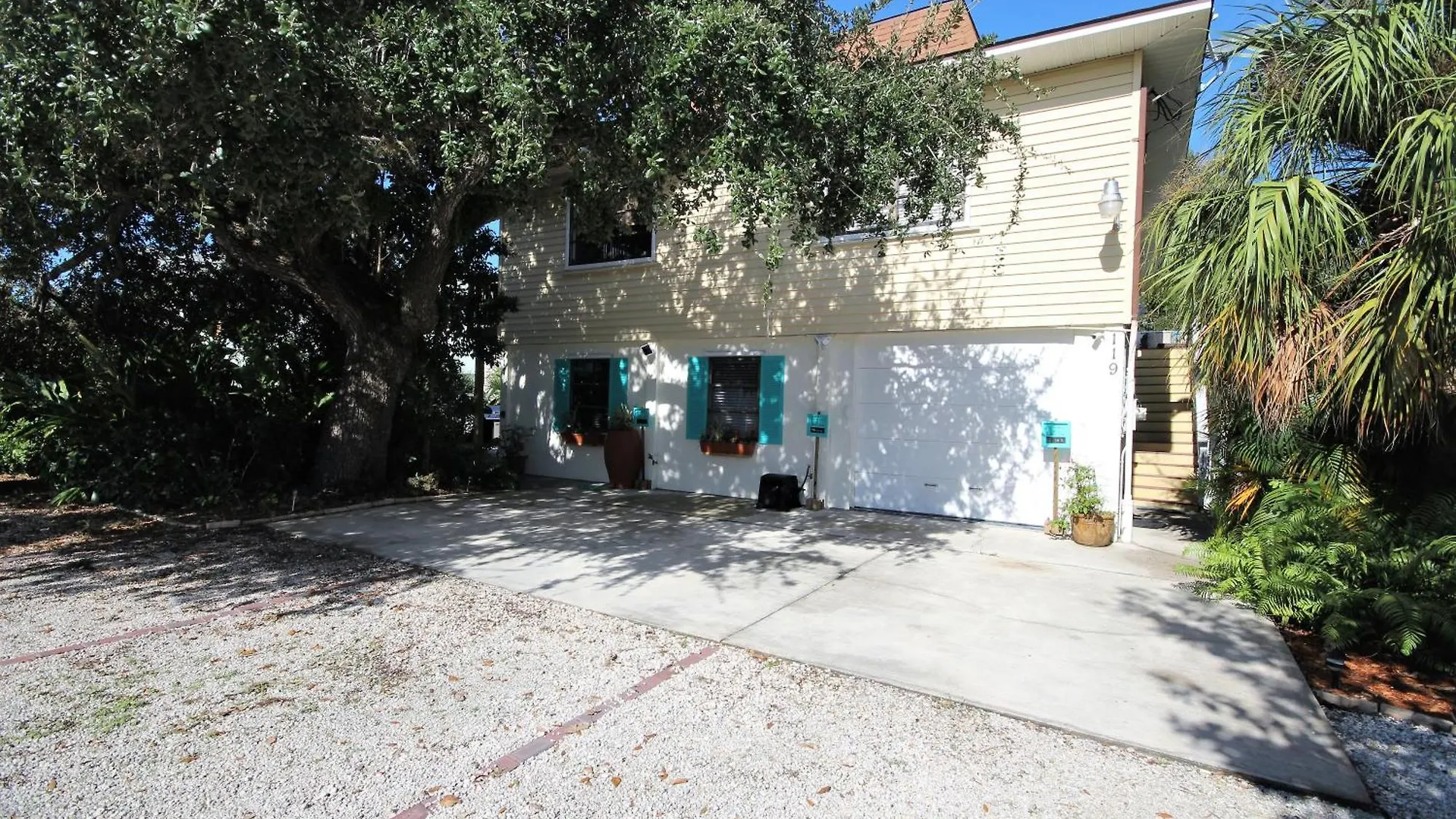 One Block To The Beach! 2 Bedroom 2 Bath. The Seahorse Suite. Fort Myers Beach