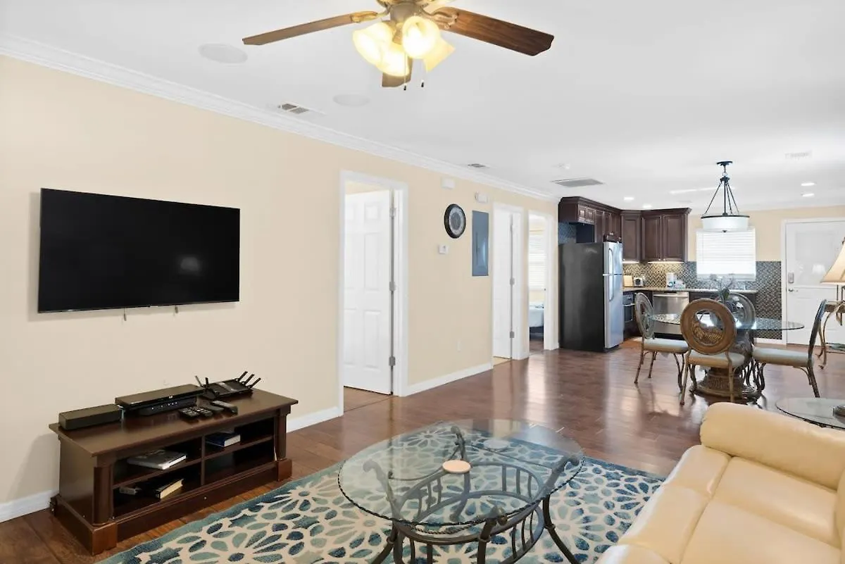 Gorgeous With Pool And Apartment