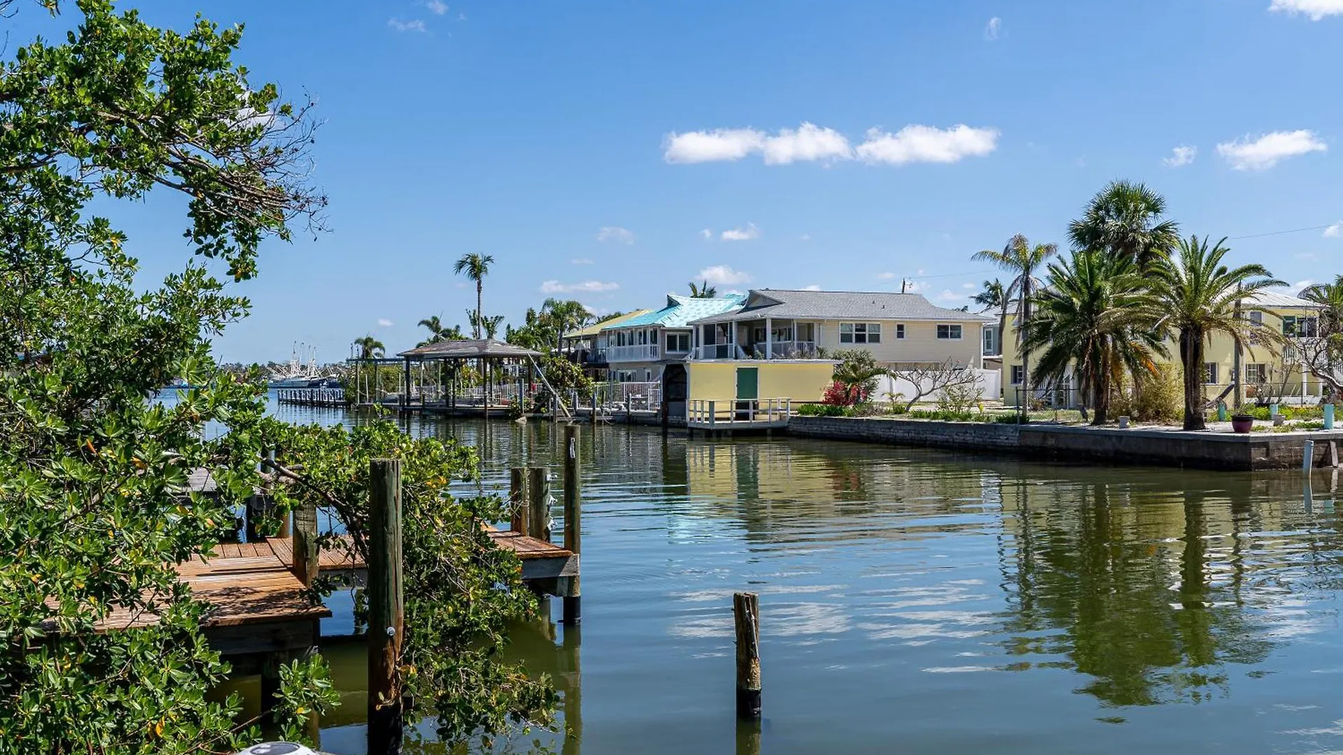 Beautiful With Private Pool On The North End Of Myers Beach!