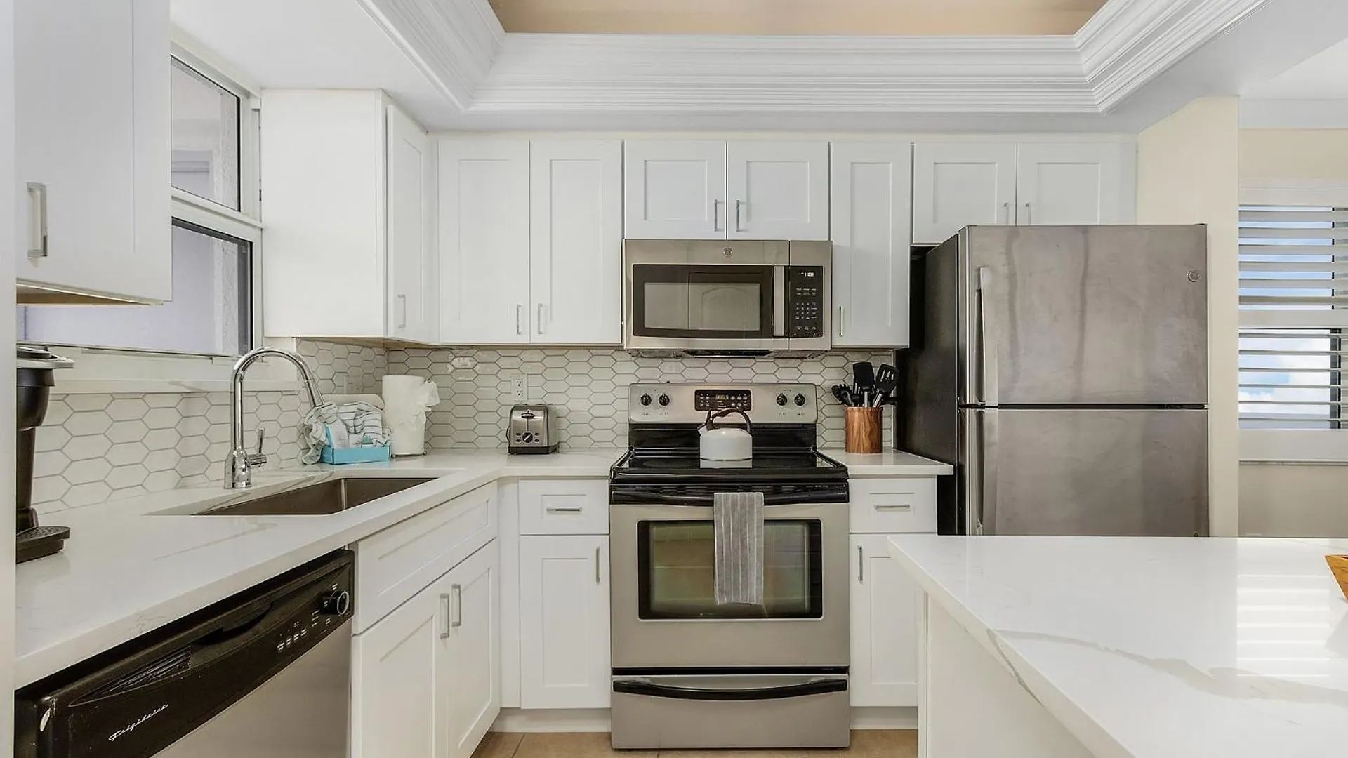 Top-floor Corner Unit W/ Gulf Views, Pool, Balcony *