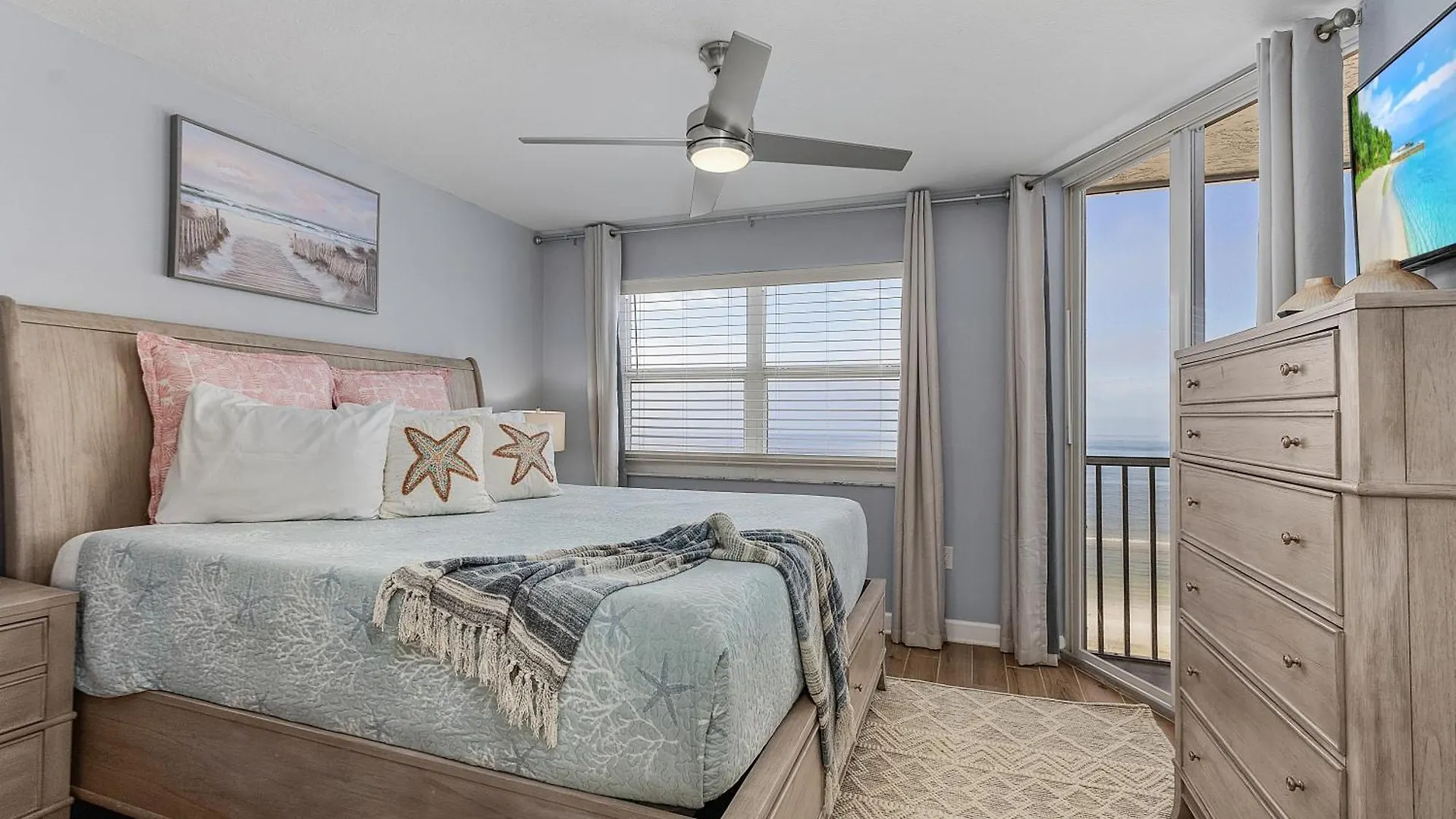 Stunning Top-floor W/ Panoramic Views, Pool