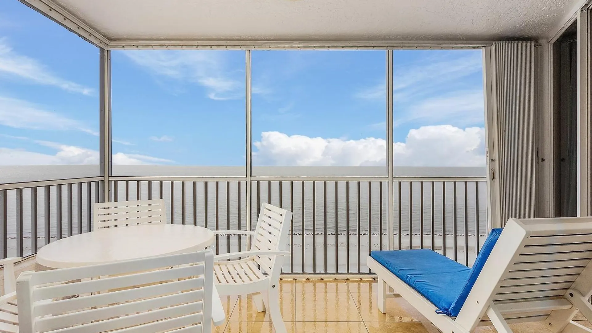 Top-floor Corner Unit W/ Gulf Views, Pool, Balcony Holiday home Fort Myers Beach
