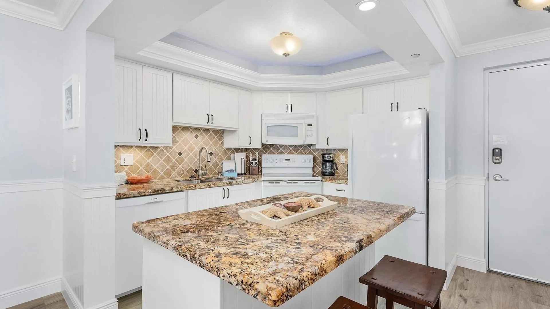 Beachfront Bliss: Gulf Views, Pool, Sleeps 8! Hébergement de vacances Fort Myers Beach