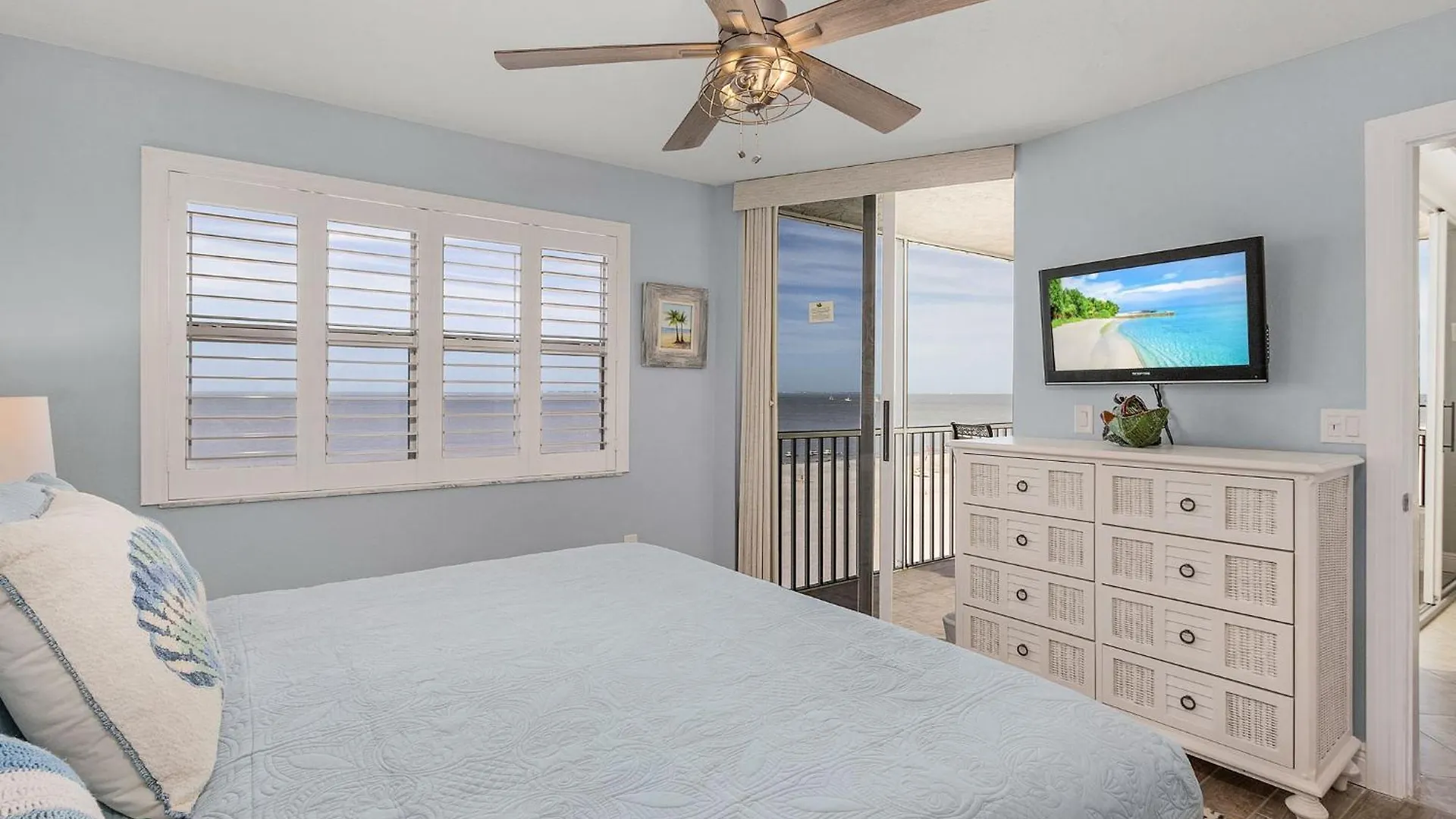 Beachfront Condo: Gulf & Bay Views, Pool, Downtown * Fort Myers Beach