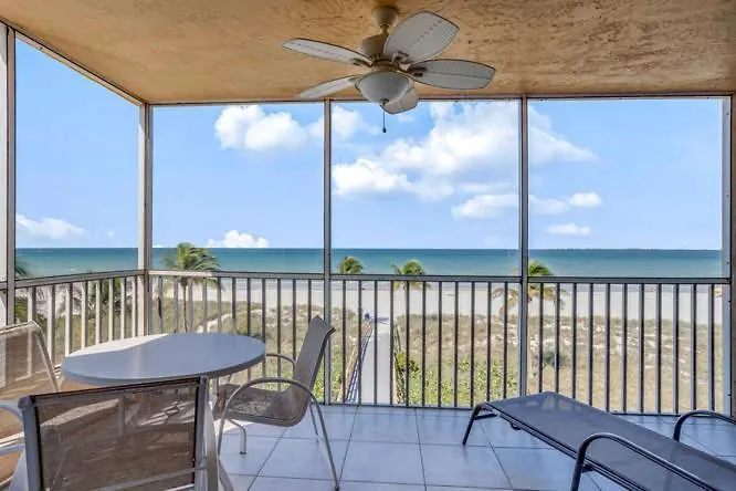 Beachfront Bliss: Views, Pool, Walk To Times Sq! Fort Myers Beach