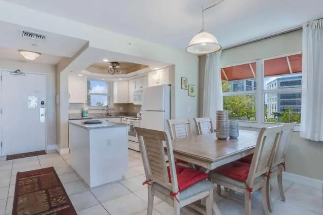 Vakantiehuis Beachfront Bliss: Views, Pool, Walk To Times Sq! *