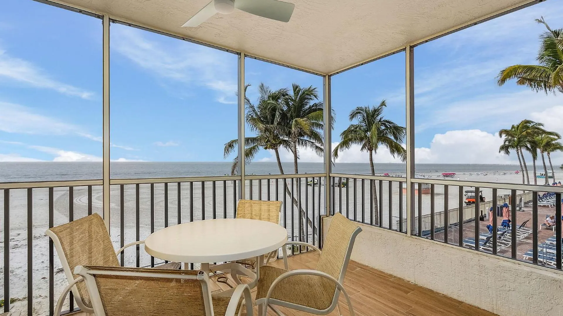 Beachfront Corner: Gulf Views, Pool, Walk Times Sq בית נופש