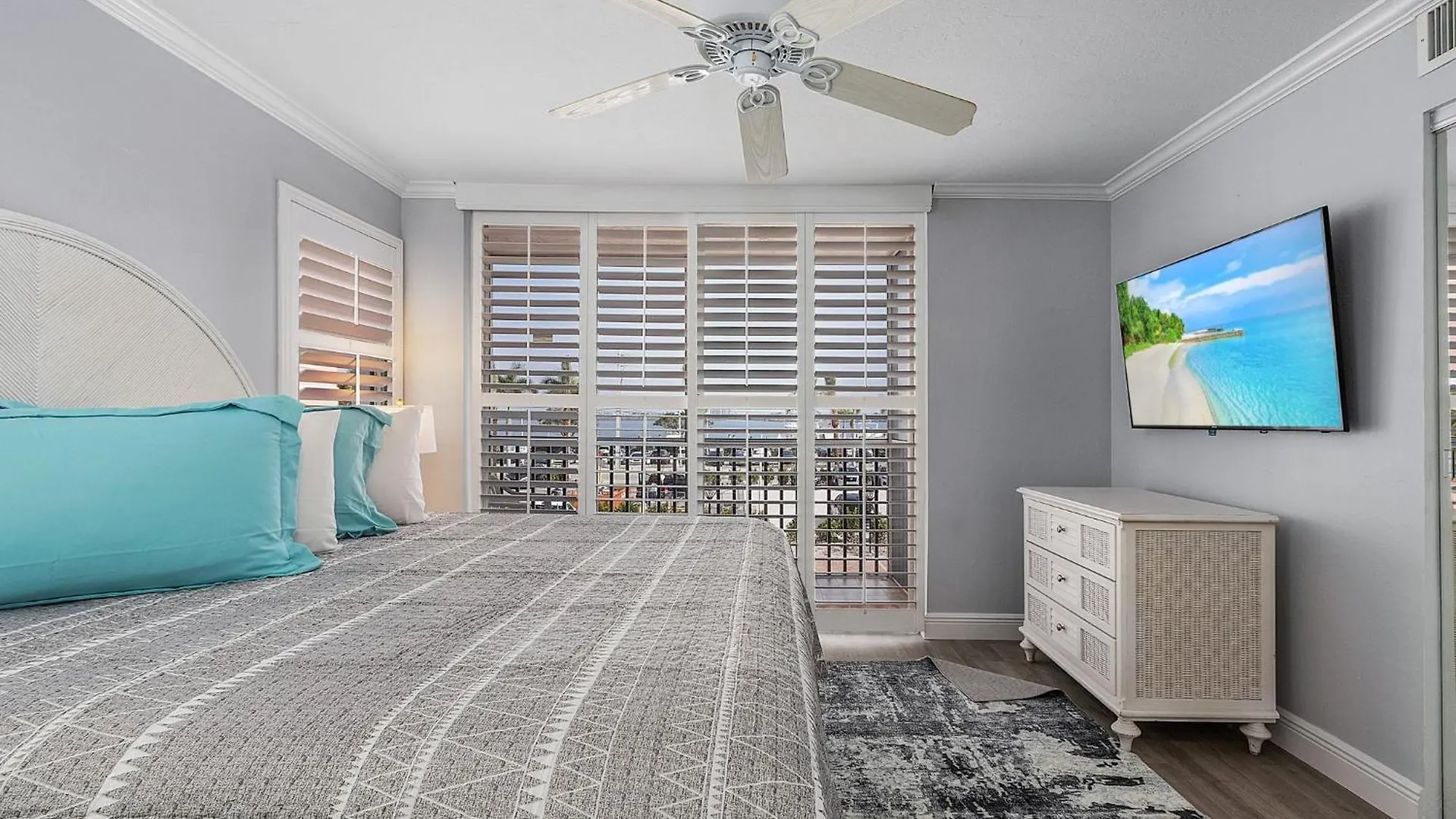 Beachfront Corner: Gulf Views, Pool, Walk Times Sq
