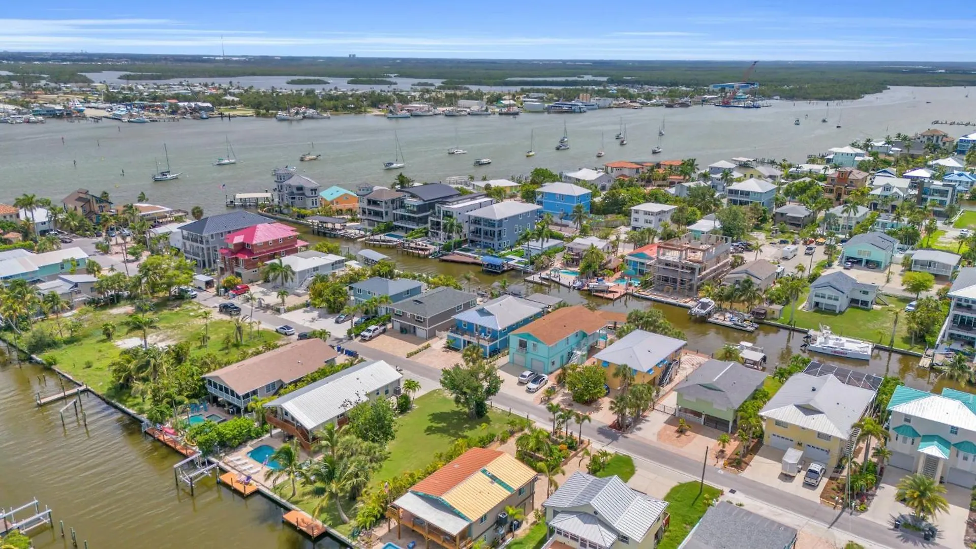 度假居 Mermaid House: 2br, Pool, & Canal Access 迈尔斯堡海滩
