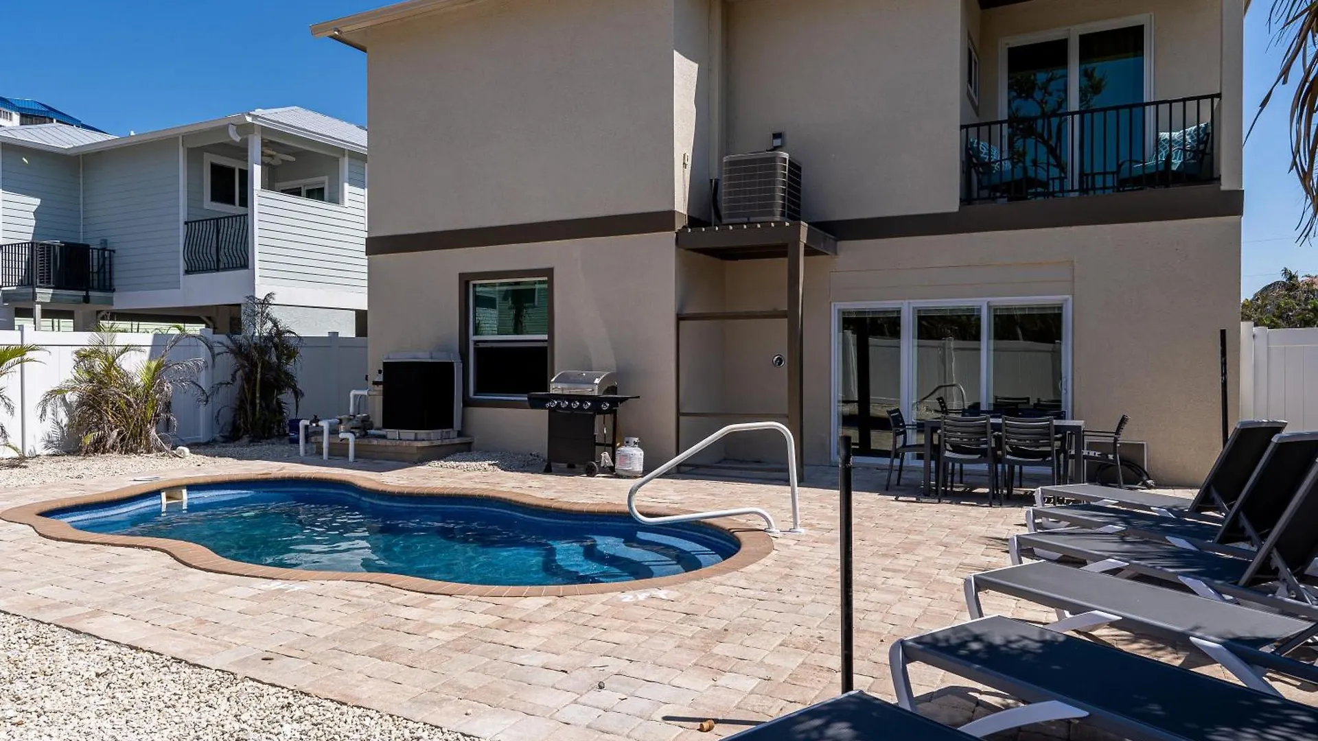 Charming Coastal Haven: Heated Pool, Walk To