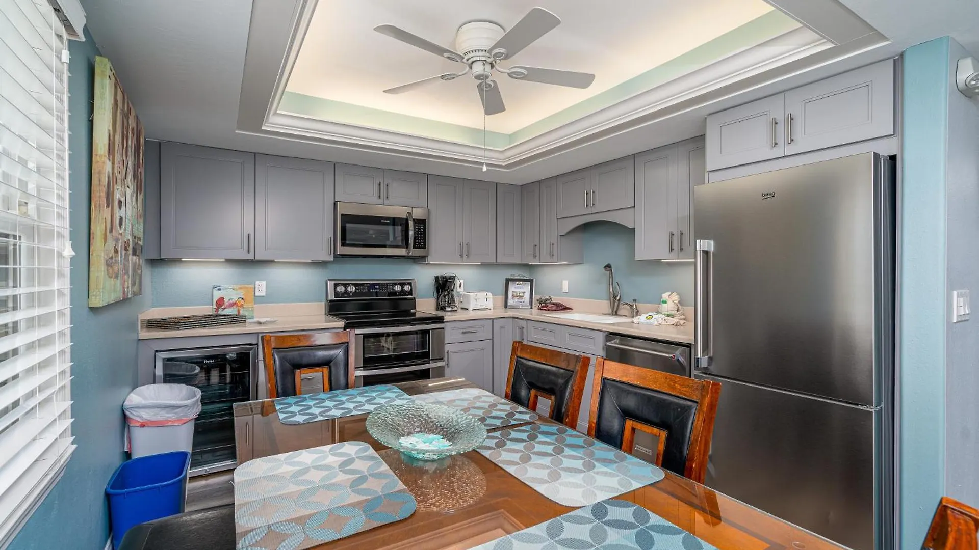 Island Haven: Two Units, Pool, Proximity *
