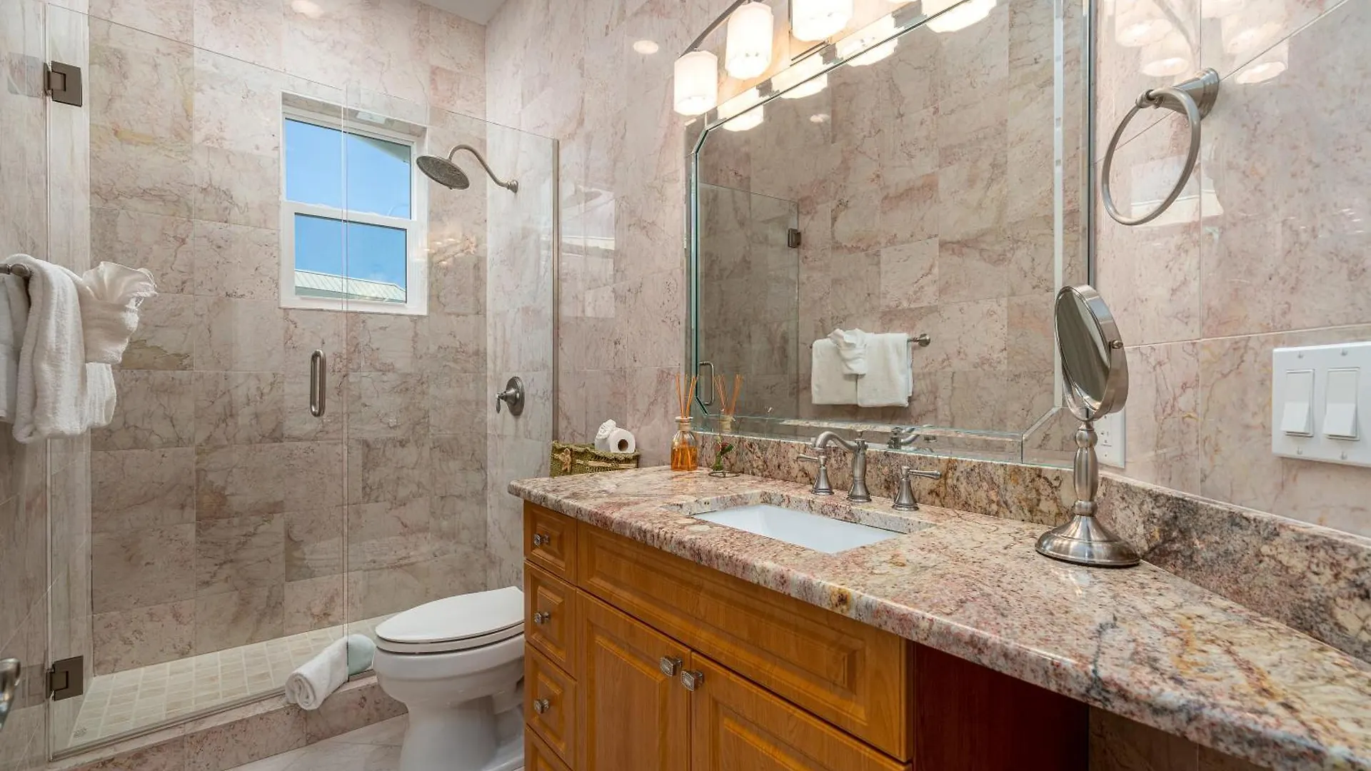 Casa vacanze Island Haven: Two Units, Pool, Proximity *