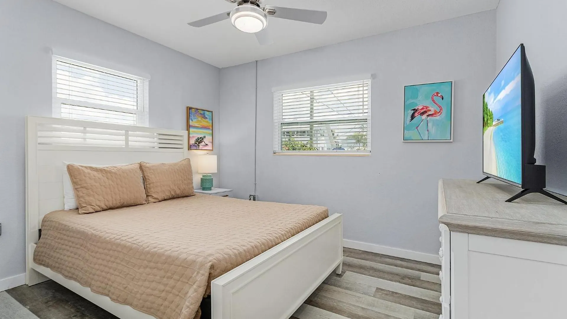 度假居 Charming Beachside Villa: Pool, Modern Amenities *