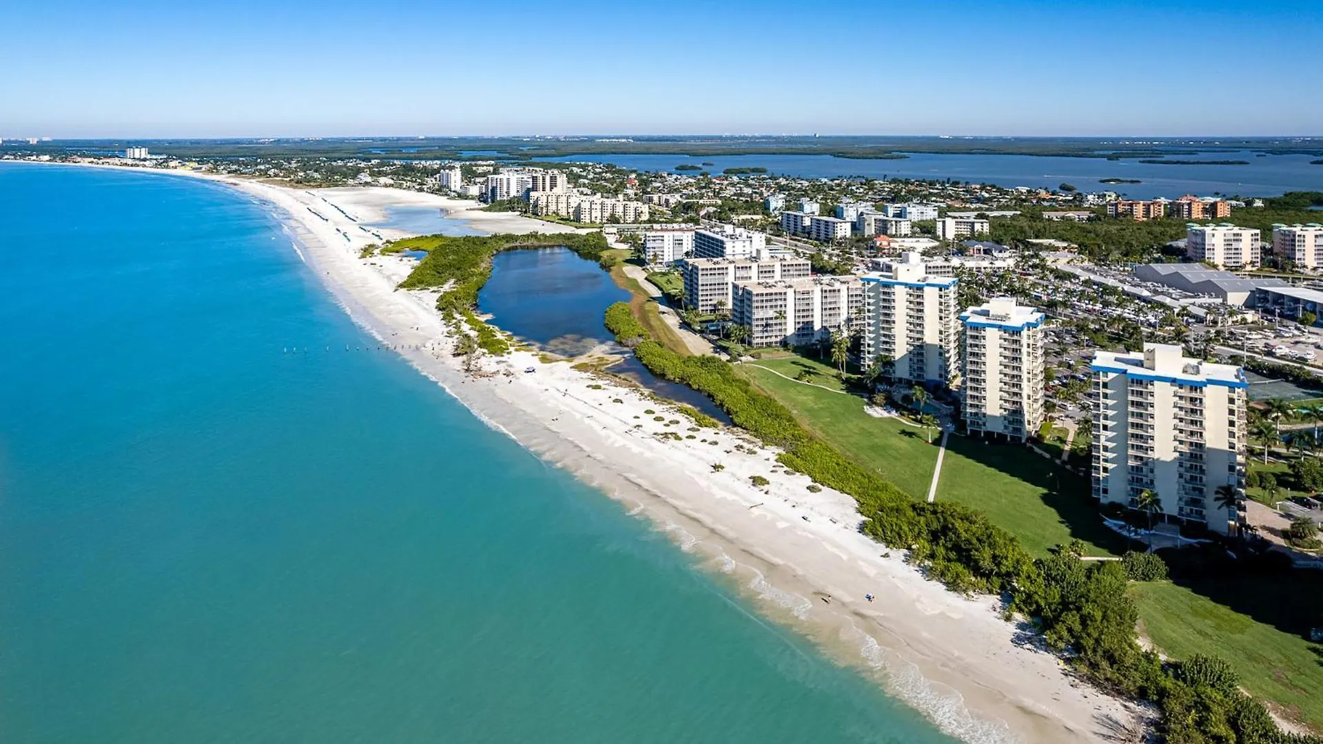 Beachfront Bliss: Gulf Views, Pool & Pet-friendly Nyaraló *