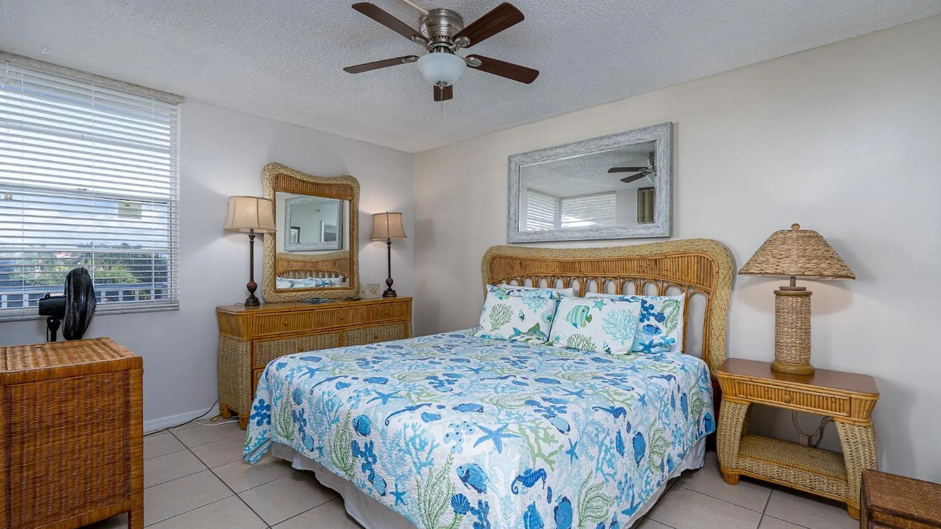 Beachfront Bliss: Gulf Views, Pool & Pet-friendly Nyaraló *