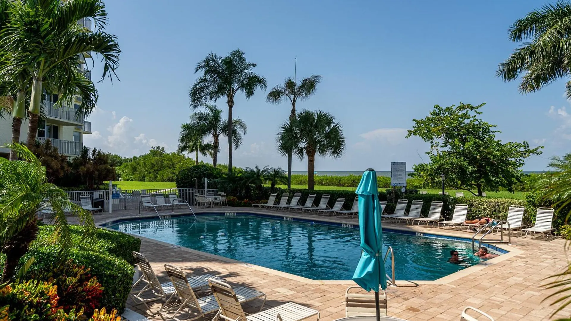 Nyaraló Beachfront Bliss: Gulf Views, Pool & Pet-friendly *