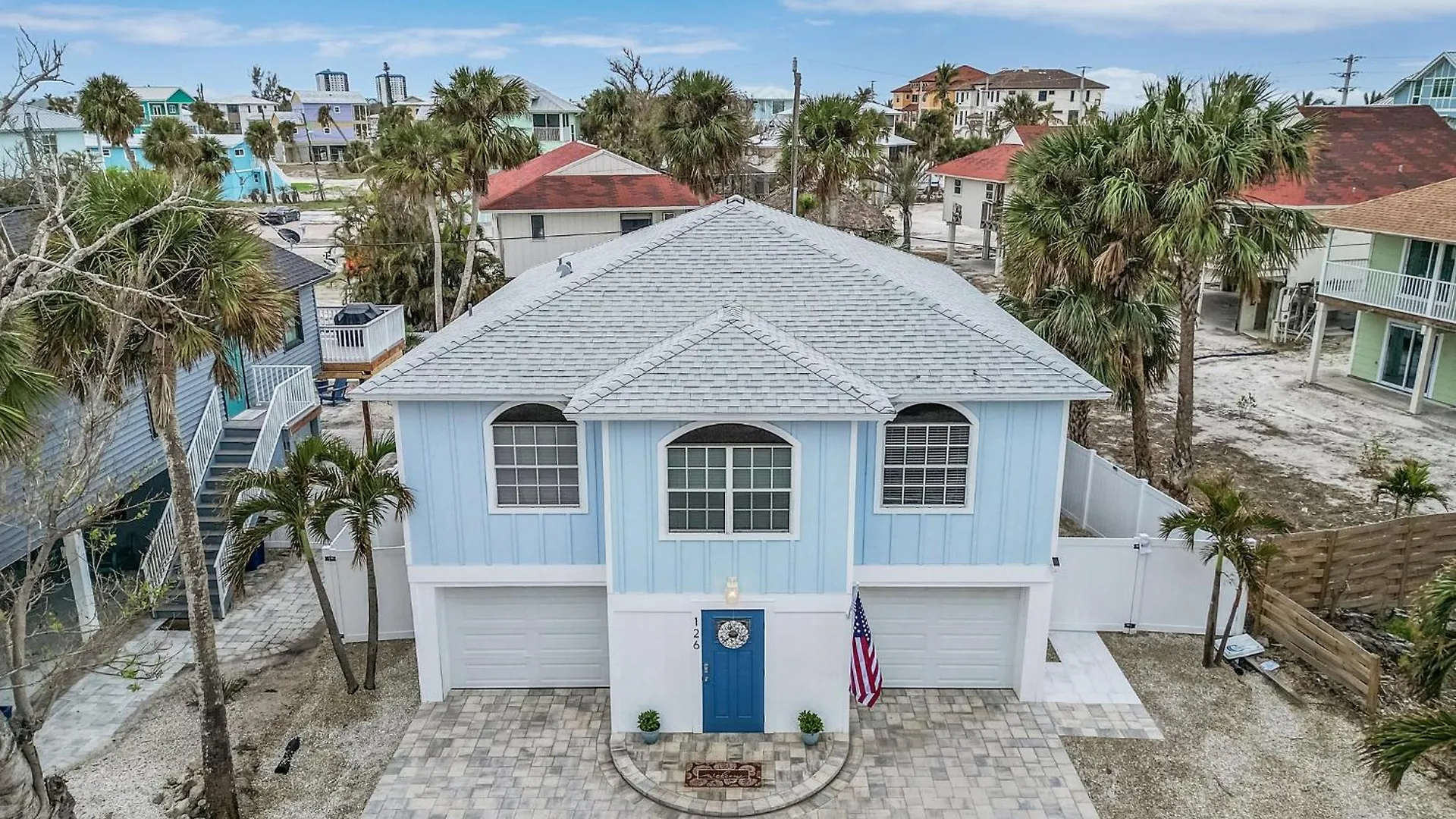 Madison Court: Pool, & Walk To The Beach! *