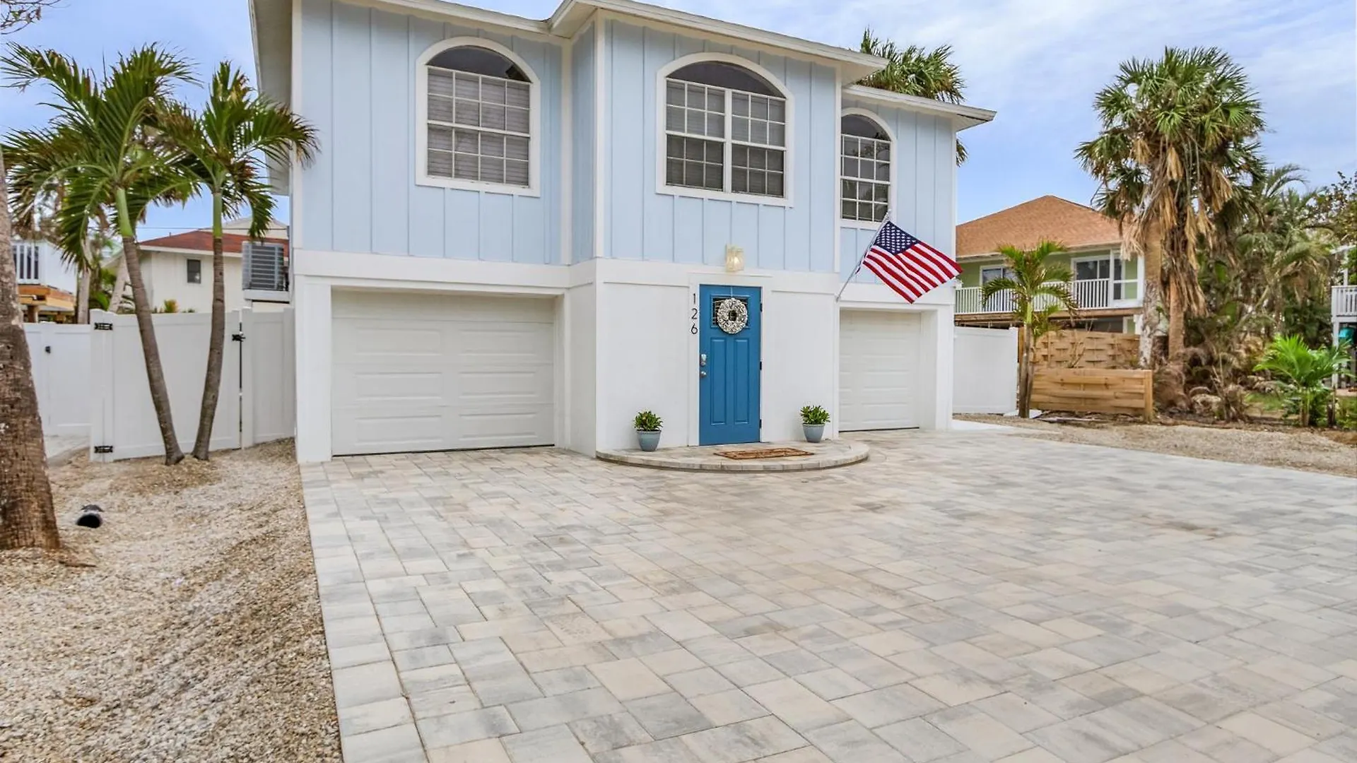 Madison Court: Pool, & Walk To The Beach!
