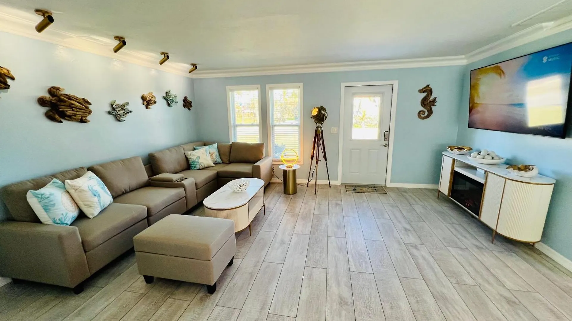 Stunning Single Family With Private Pool On The Quiet South End Of Myers *