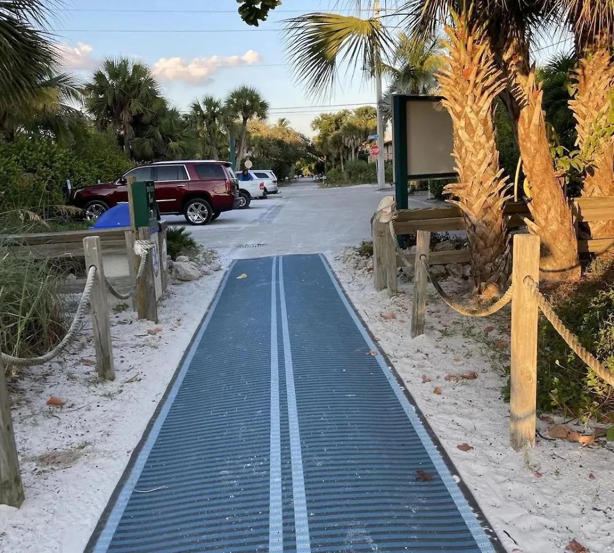 Mid Island Tranquility, Heated Pool, Steps To The - Coconut - Roelens * Fort Myers Beach