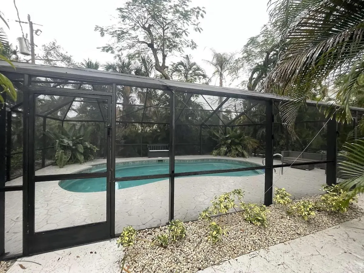 Mid Island Tranquility, Heated Pool, Steps To The - Coconut - Roelens Fort Myers Beach
