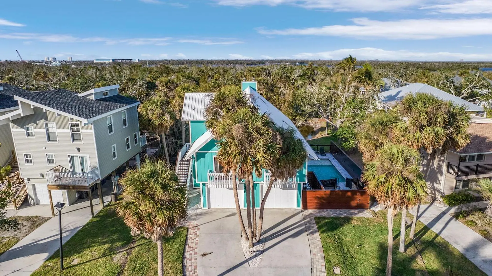 Newly Remodeled Five Bedroom Pool *
